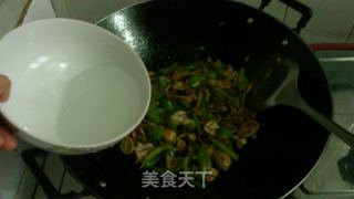 黄花菜草菇炒肉的做法步骤：18