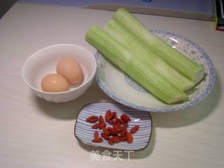 丝瓜枸杞炒鸡蛋的做法步骤：1