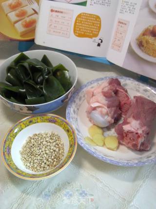 夏季消暑汤——大骨海带薏米汤的做法步骤：1