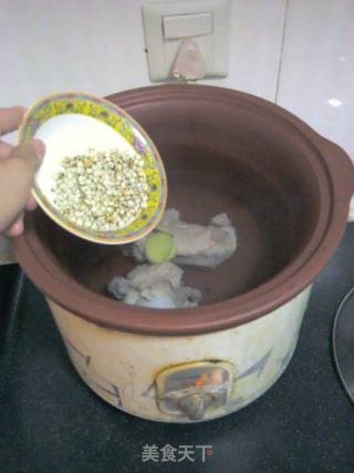 夏季消暑汤——大骨海带薏米汤的做法步骤：4