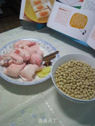 美容养颜----黄豆炖猪脚的做法步骤：1