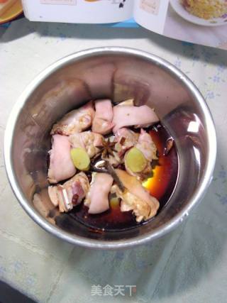 美容养颜----黄豆炖猪脚的做法步骤：3