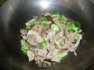 尖椒炒烤鸭的做法步骤：4