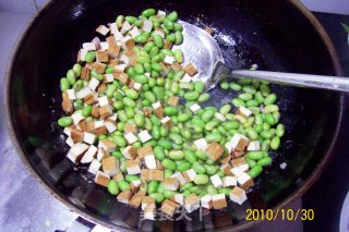【时令下酒菜】——毛豆香干炒肉丁的做法步骤：9