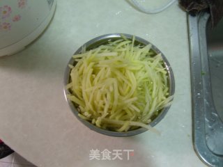 家常土豆丝的做法步骤：1
