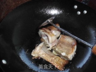 红烧鲈鱼的做法步骤：6