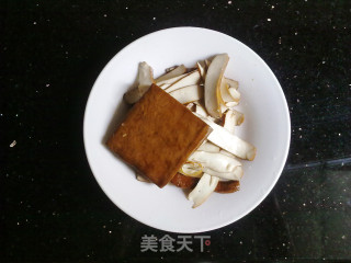 茭白炒豆干的做法步骤：2