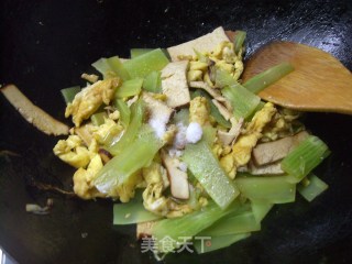 素炒鸡蛋香干莴笋的做法步骤：8