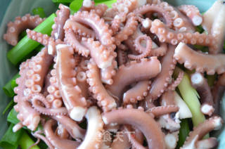 幸福美食：颠覆传统口味之黄豆酱小葱拌八带的做法步骤：5