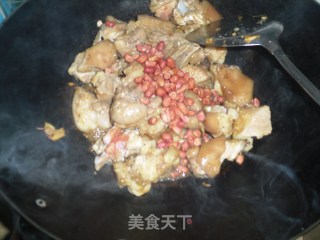 花生焖猪手/猪蹄的做法步骤：4