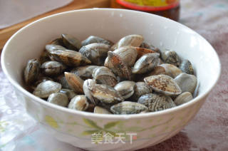 幸福美食：鲜味十足的微波蛤蜊的做法步骤：1