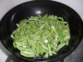 肉粒干煸四季豆的做法步骤：2