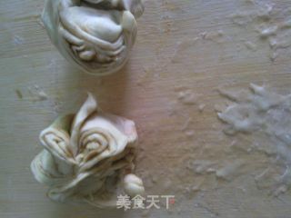 继续发面——麻酱花卷和糖三角的做法步骤：17