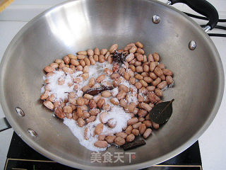 盐烤五香花生米的做法步骤：3