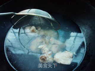 茴香根煮排骨的做法步骤：1