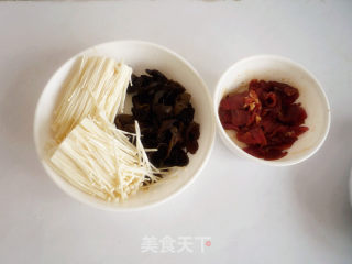 金针菇木耳蒸牛肉的做法步骤：1