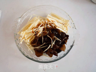 金针菇木耳蒸牛肉的做法步骤：2