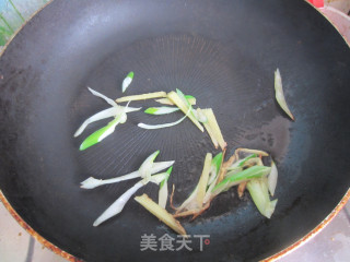 荠菜小饼卷肉丝的做法步骤：7