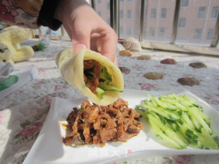 荠菜小饼卷肉丝的做法步骤：11