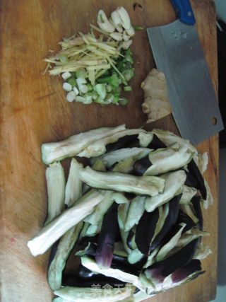 鲶鱼炖茄子的做法步骤：2