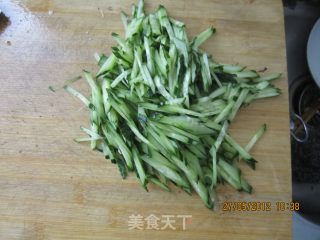 黄瓜拌金针菇的做法步骤：1