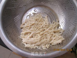 黄瓜拌金针菇的做法步骤：2