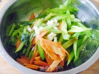 【怡汝爽口小凉菜】剩余材料打造的美食小菜---什锦果仁的做法步骤：5