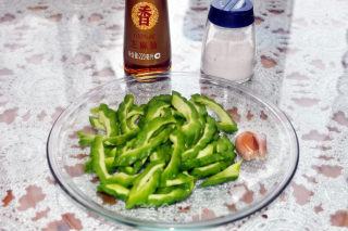香油苦瓜的做法步骤：1