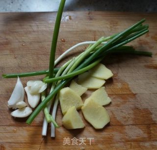 砂锅鱼头豆腐的做法步骤：2