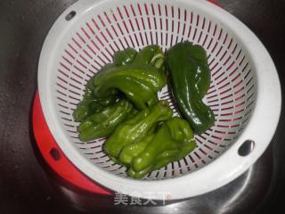 胡萝卜炒辣椒的做法步骤：2
