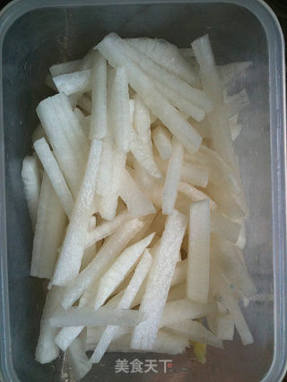 夏季凉菜必备——泡椒腌萝卜丝的做法步骤：4