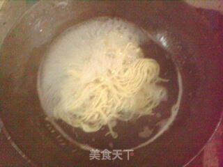 鸡蛋炒面的做法步骤：2