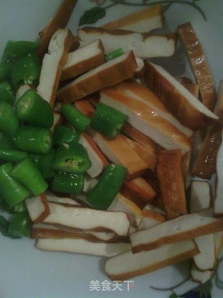 不一样的味道——油渣青椒豆干的做法步骤：1