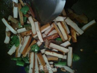 不一样的味道——油渣青椒豆干的做法步骤：4