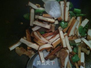 不一样的味道——油渣青椒豆干的做法步骤：5