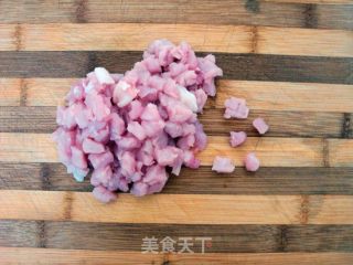 花生仁炒肉丁的做法步骤：1