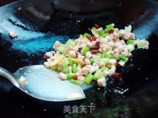 花生仁炒肉丁的做法步骤：7