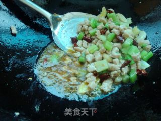 花生仁炒肉丁的做法步骤：8