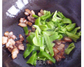 五花肉豆豉炒青椒的做法步骤：5