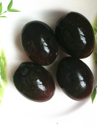 夏季凉菜必备——剁椒拌皮蛋的做法步骤：1