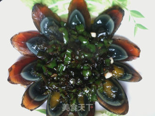 夏季凉菜必备——剁椒拌皮蛋的做法步骤：11