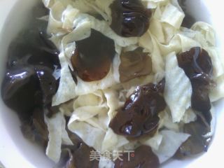 简单美味——凉拌干豆皮木耳的做法步骤：3