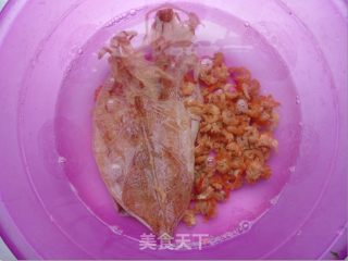 鱿鱼虾米粥的做法步骤：2