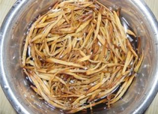 黄花菜炒鸡蛋—家常菜的做法步骤：1
