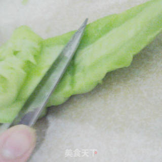 冰镇翠玉苦瓜沙拉的做法步骤：2