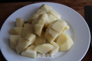 土豆炖猪手的做法步骤：2