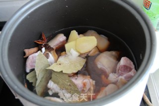 土豆炖猪手的做法步骤：4