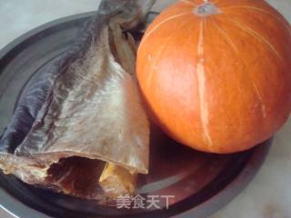 南瓜蒸腊鱼的做法步骤：1