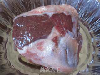 大蒜迷迭香烤羊腿的做法步骤：1