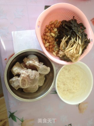 咸猪骨.白菜干.花生粥的做法步骤：1